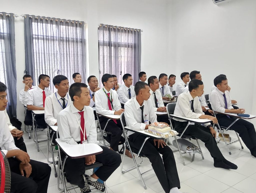 BLK Komunitas F-BUMINU SARBUMUSI Berbasis Pesantren Vokasi dan Gerakan Sosial Keagamaan


Dalam arus globalisasi tenaga kerja, Indonesia masih menjadi salah satu negara pengirim pekerja migran terbesar di dunia. Namun, problematika perlindungan, keterampilan rendah, serta lemahnya ketahanan mental dan spiritual para pekerja migran Indonesia (PMI) masih menjadi tantangan serius. Menjawab problem ini, lahirlah sebuah inovasi berbasis pendidikan pesantren vokasi: Santri Migran Preneur, sebuah pendekatan yang tidak hanya mengandalkan keterampilan kerja, tetapi juga penguatan keagamaan dan pemberdayaan sosial ekonomi umat.

Pesantren Vokasi: Mempersiapkan Santri Migran yang Siap Lahir-Batin

Model pendidikan Pesantren Vokasi dan Santri Migran Preneur merupakan sintesis antara pendidikan agama, pelatihan keterampilan kerja, dan penguatan nilai-nilai spiritual. Santri yang menjadi calon pekerja migran dibekali keterampilan bahasa sesuai sektor negara yang akan dituju, serta pembinaan mental dan spiritual berbasis kurikulum keislaman. Dalam skema ini, calon PMI tidak hanya menjadi buruh migran biasa, tetapi "pekerja profesional yang beriman dan berintegritas".

Kesiapan lahir ditopang oleh pelatihan bahasa asing dan pengenalan budaya negara tujuan. Sementara kesiapan batin dibangun lewat pembiasaan ibadah, pengajian kitab, dan penguatan akhlak melalui sistem pondok pesantren. Dengan pendekatan ini, para santri migran diarahkan bukan hanya untuk mencari nafkah, tapi juga berdakwah dan menjaga marwah bangsa di negeri orang.

Menjadikan Migrasi Sebagai Jalan Dakwah dan Kemandirian Umat

Model Santri Migran Preneur bukan hanya solusi atas krisis perlindungan PMI, tetapi juga merupakan gagasan besar tentang Islam yang membebaskan dan memberdayakan. Lewat pendidikan pesantren, pembinaan spiritual dan advokasi hukum, lahirlah generasi baru pekerja migran yang bukan hanya pekerja, tetapi juga pelopor perubahan sosial dan ekonomi. Di tengah krisis global tenaga kerja, model ini patut diperluas dan didukung oleh negara sebagai bagian dari diplomasi perlindungan warga negara yang bermartabat.